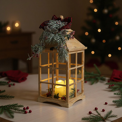 Houten kerstlantaarn met kaarsen en boomversieringen