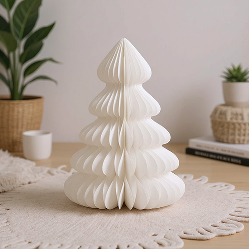 Decoratieve witte papieren kerstboom op een tafel
