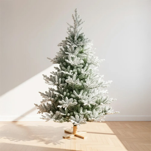 Kunstmatige met sneeuw bedekte kerstboom op een houten standaard