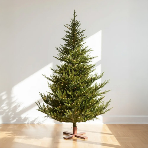Kunstkerstboom met lampjes, op een houten standaard