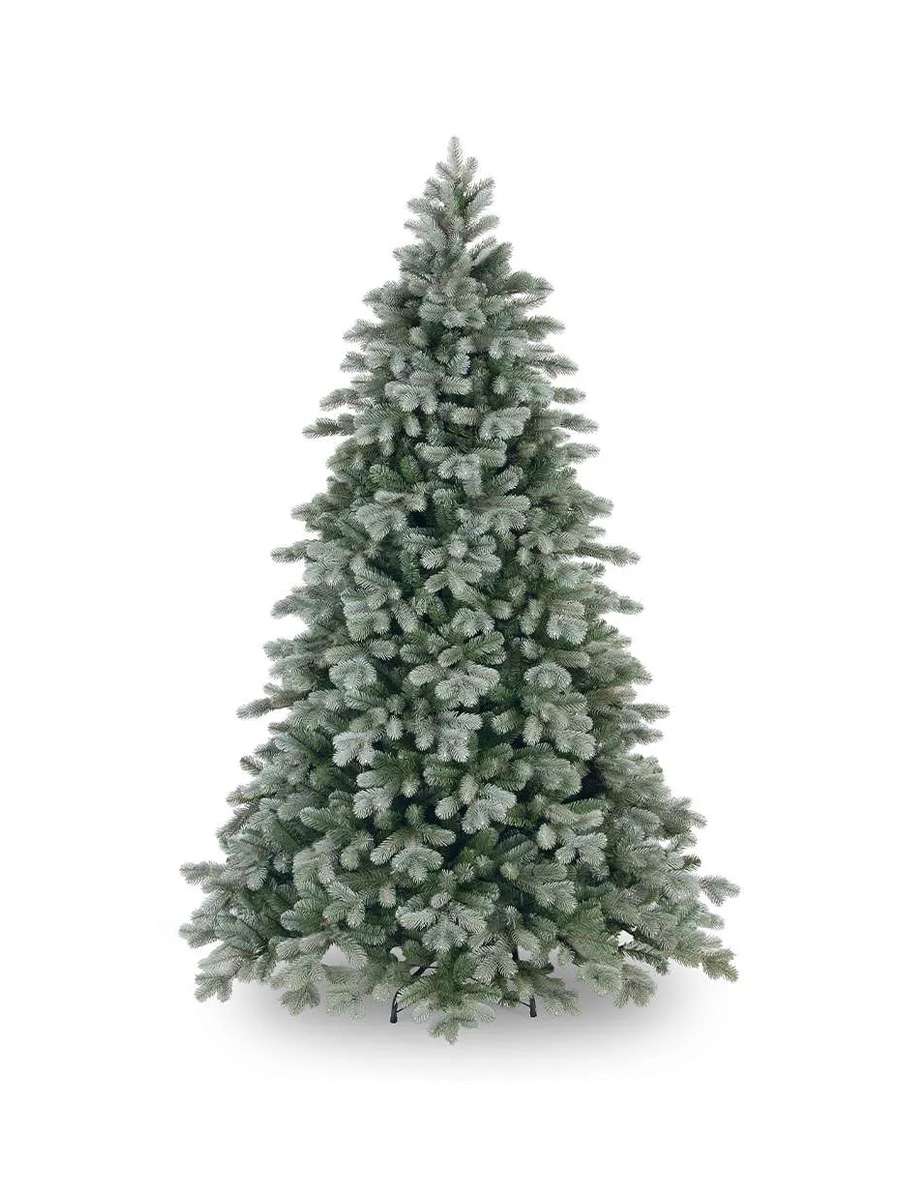 Sapin de Noël enneigé isolé sur fond blanc.