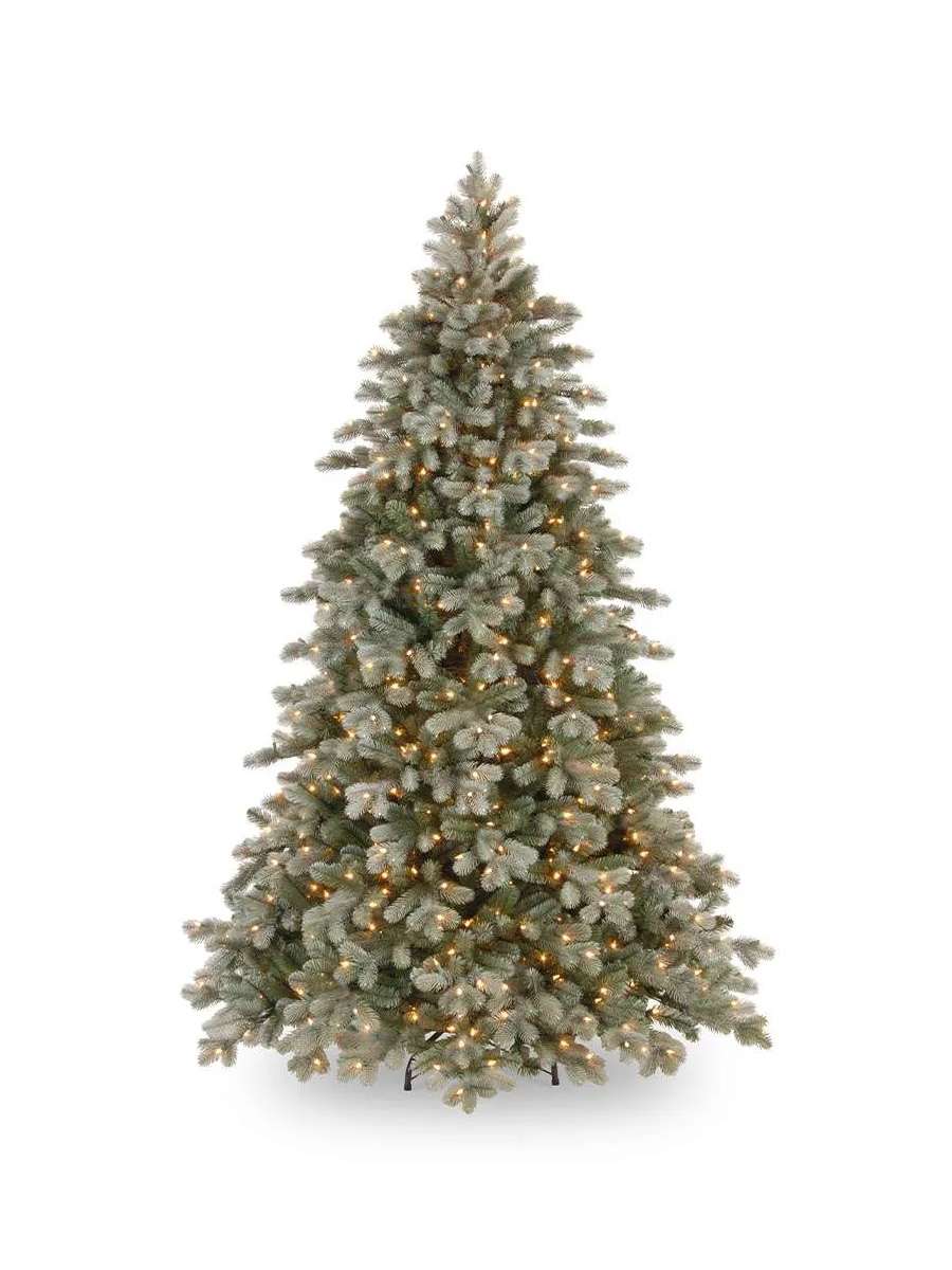 Sapin de Noël avec des lumières blanches sur fond blanc.