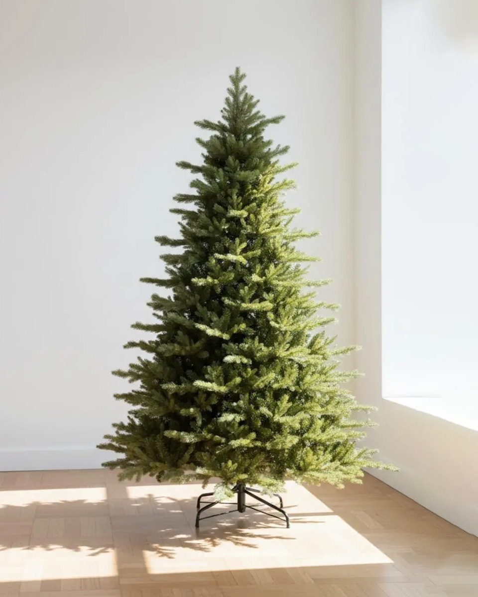 Sapin de Noël vert sur pied, sur parquet en bois
