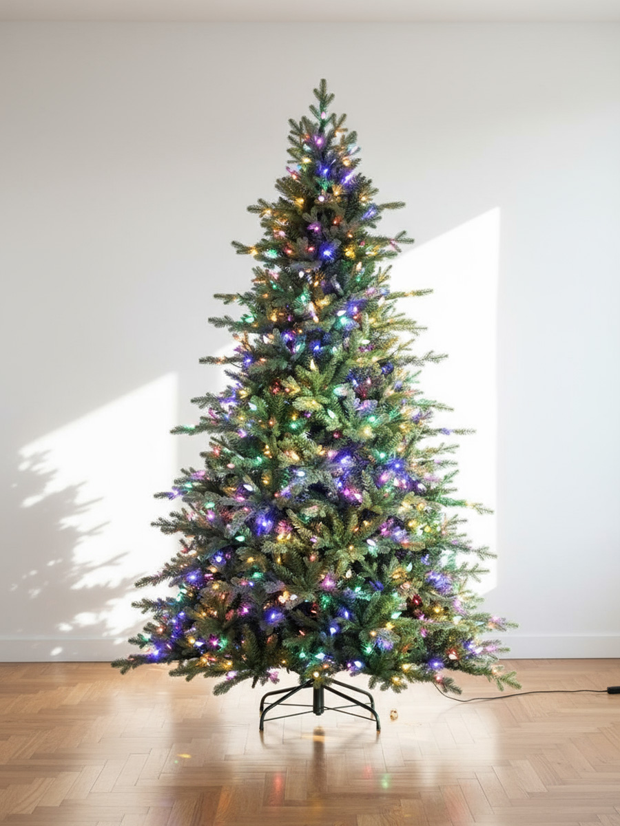 Sapin de Noël décoré de lumières colorées