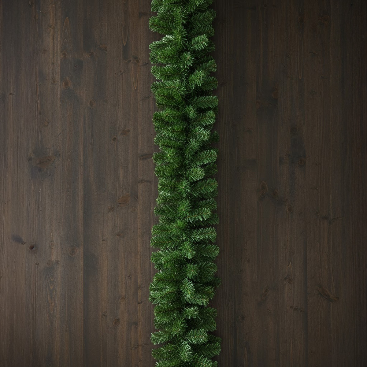 Ghirlanda di abete verde su sfondo di legno scuro