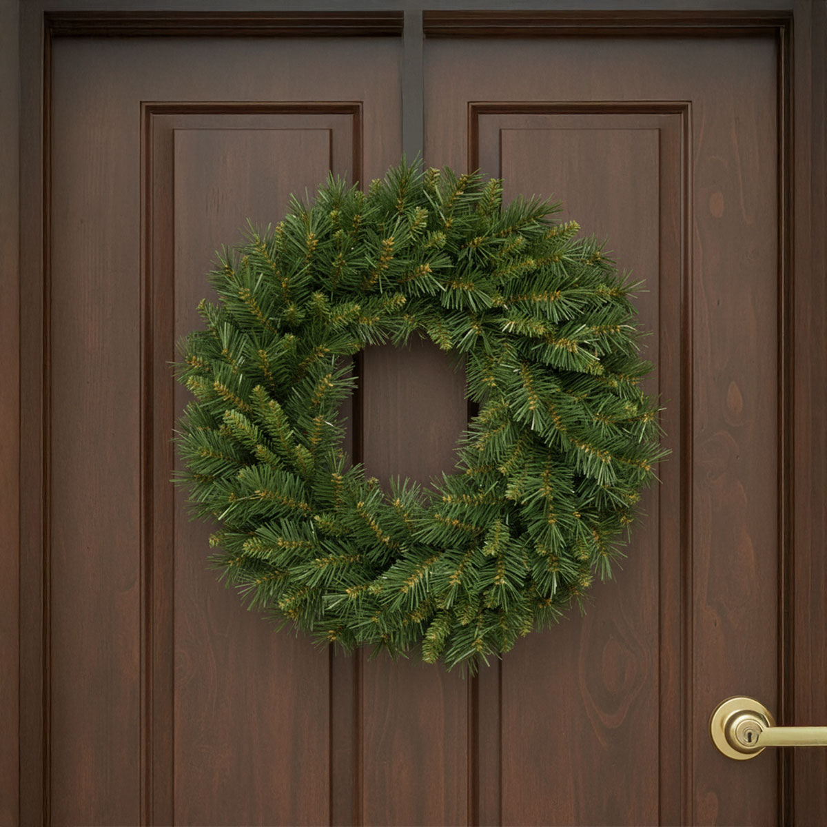 Couronne de sapin sur une porte en bois marron