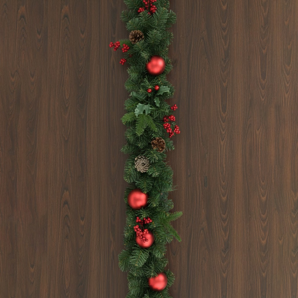 Guirlande de Noël avec boules rouges et pommes de pin sur fond de bois
