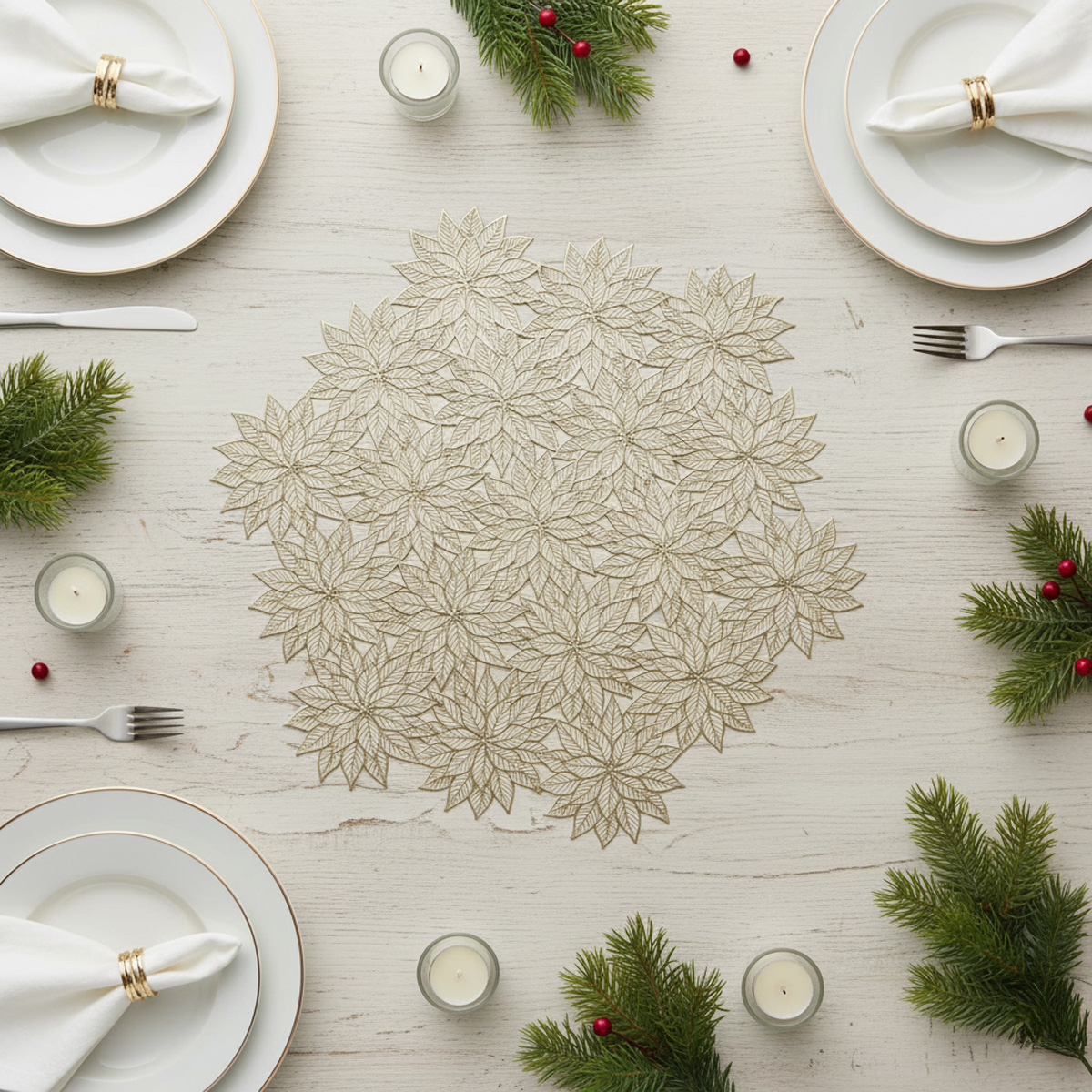Tapis de table festif en forme de poinsettia doré avec des bougies et des branches de sapin