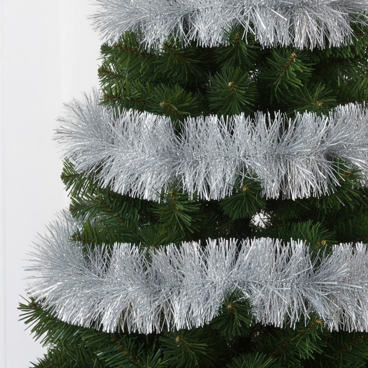 Ghirlanda d'argento su un albero di Natale verde