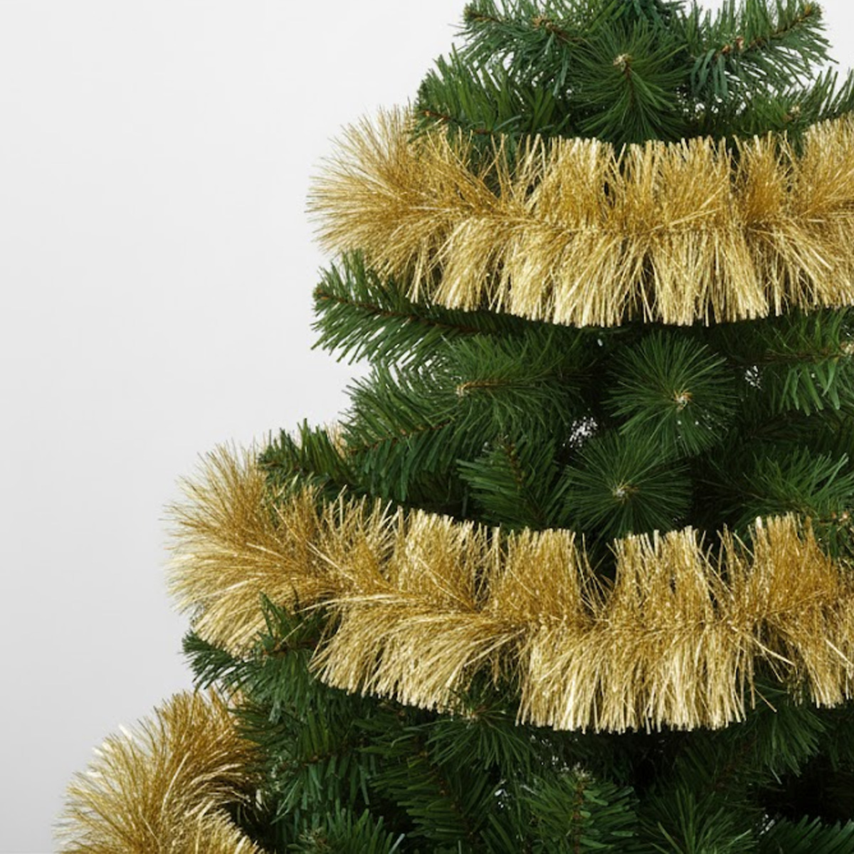 Guirlande dorée sur un sapin de Noël artificiel