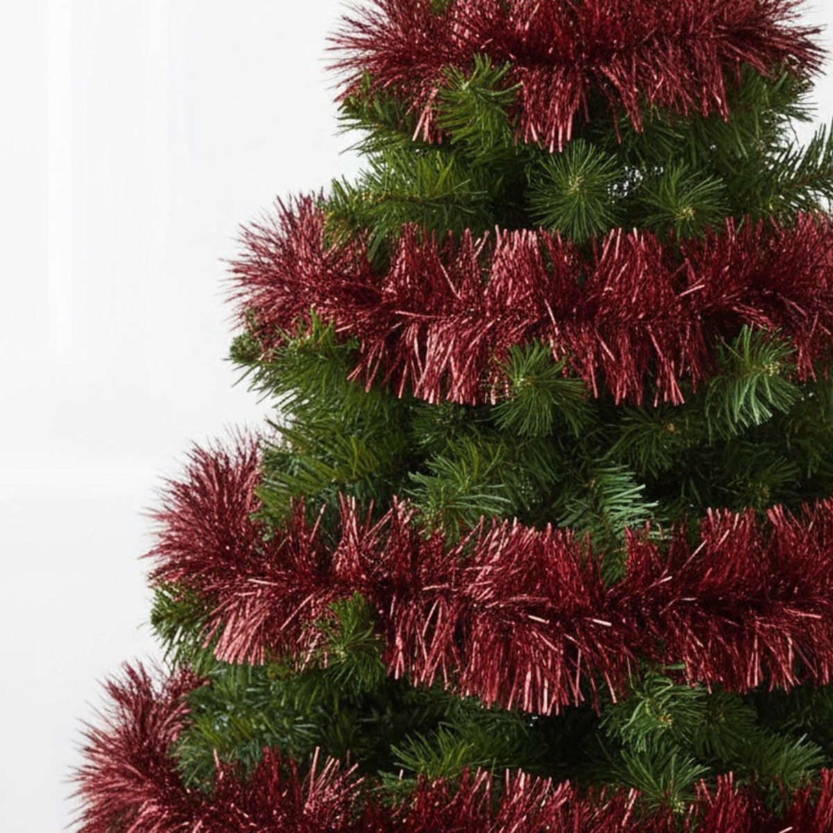 Ghirlanda rossa su un albero di Natale verde
