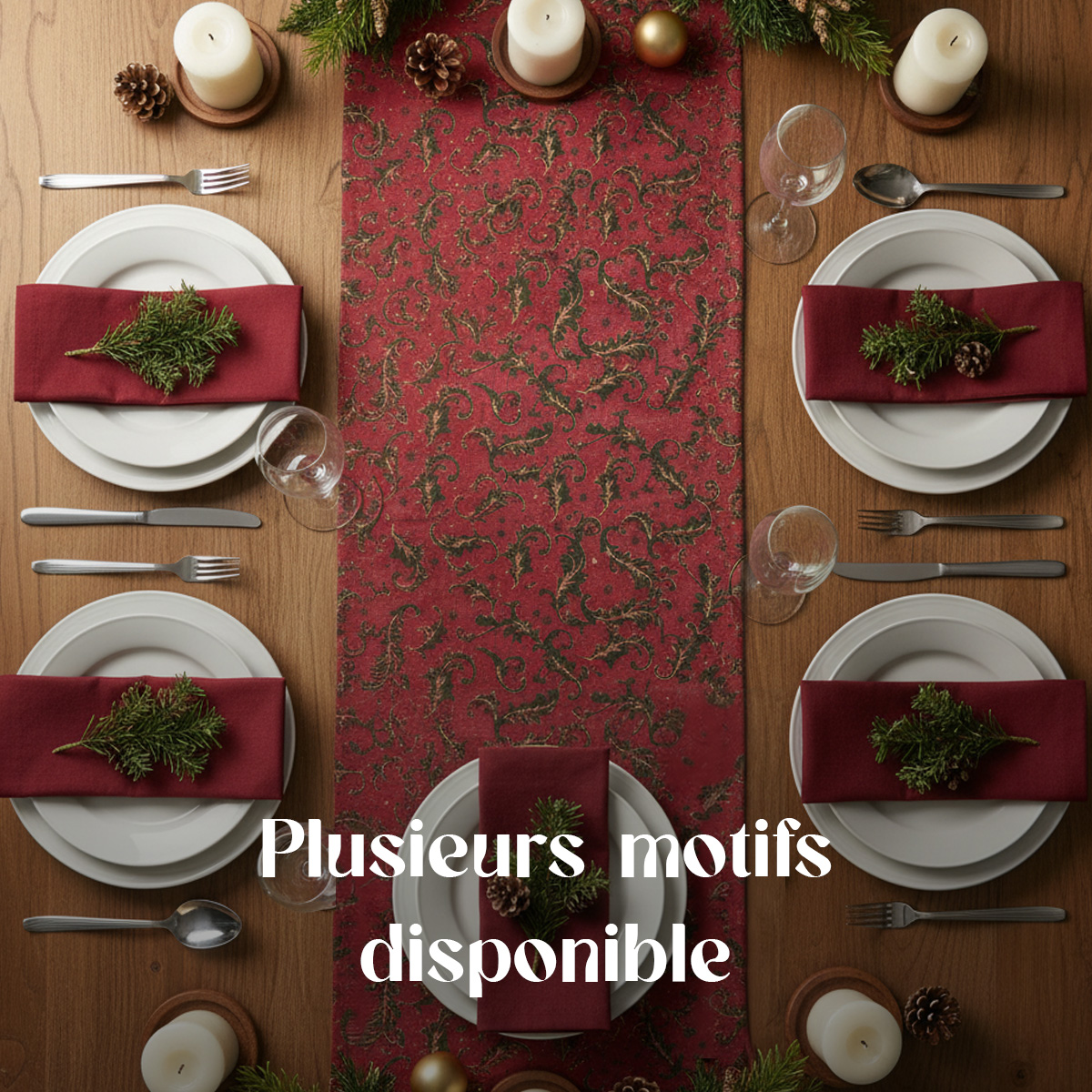 Table dressée pour Noël avec nappe rouge et motifs verts