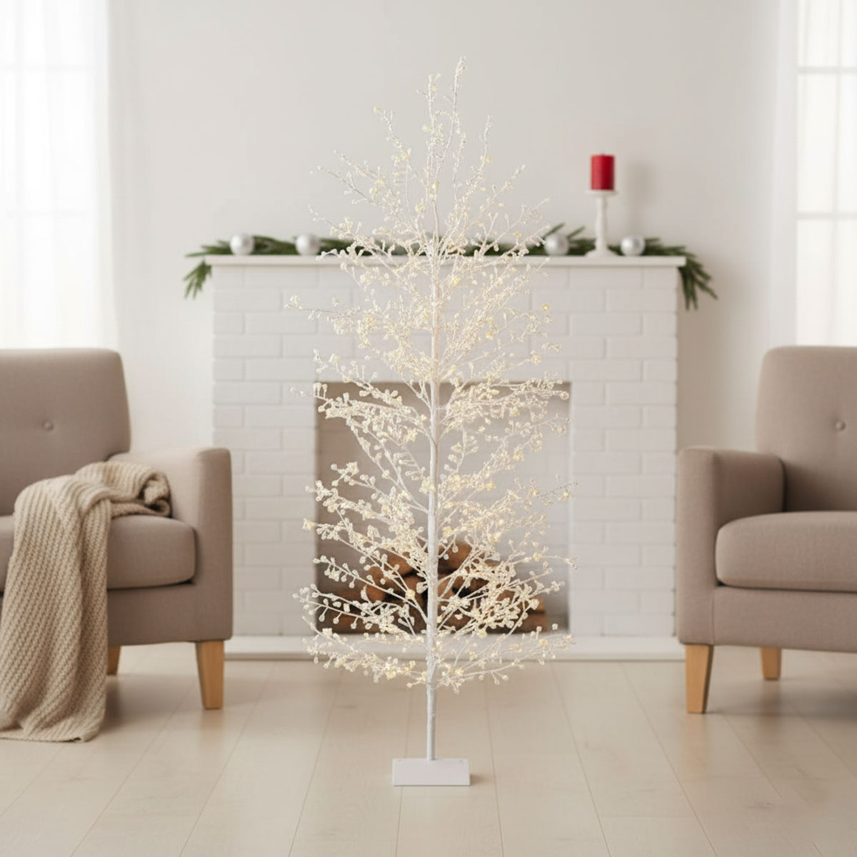 Arbre blanc décoratif avec des lumières chaudes devant une cheminée