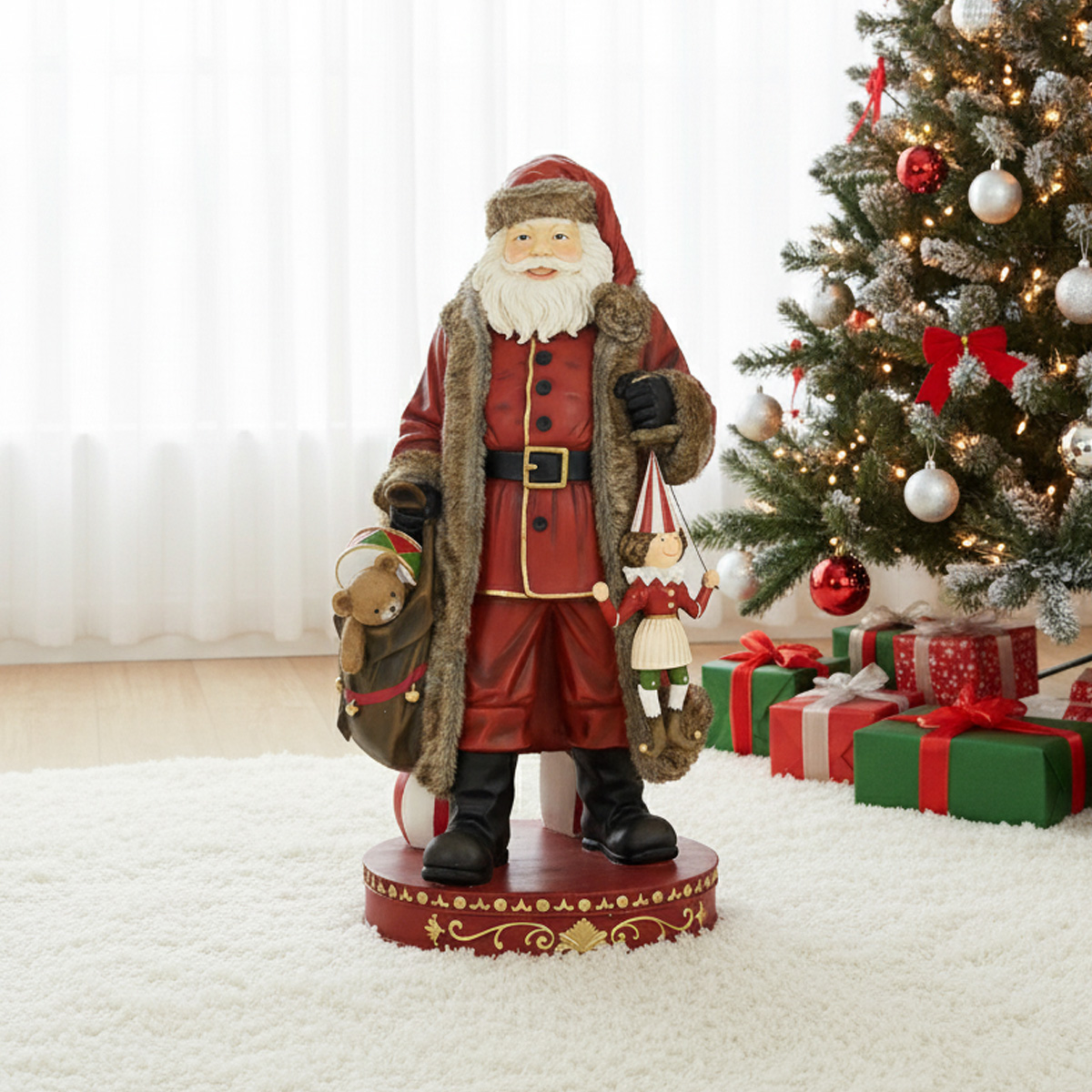 Decoratieve Kerstman met een zak speelgoed en een elf, bij een versierde kerstboom