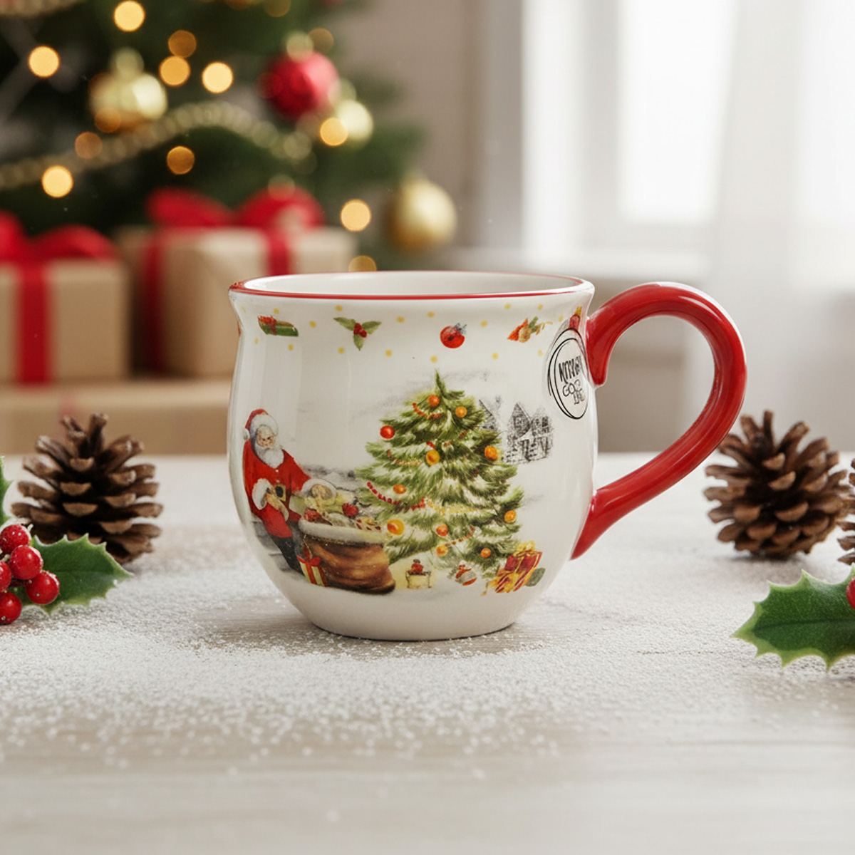 Tasse de Noël avec le Père Noël et un sapin décoré