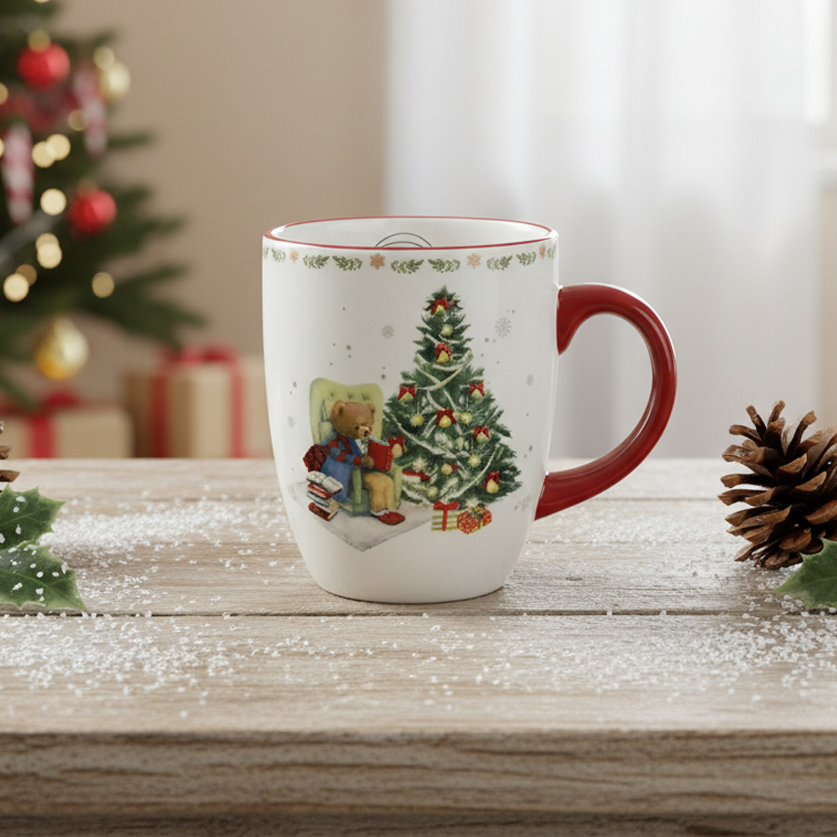 Tasse de Noël avec un ours en peluche lisant à côté d'un sapin décoré