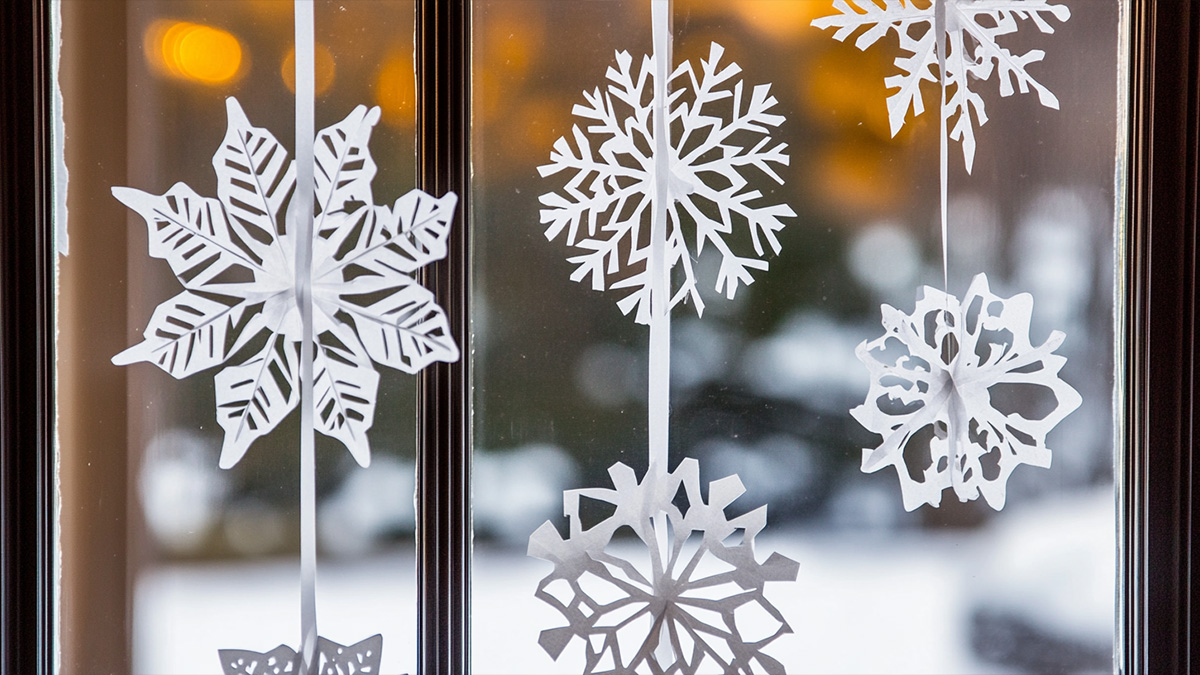 Schneeflocken aus Papier schneiden