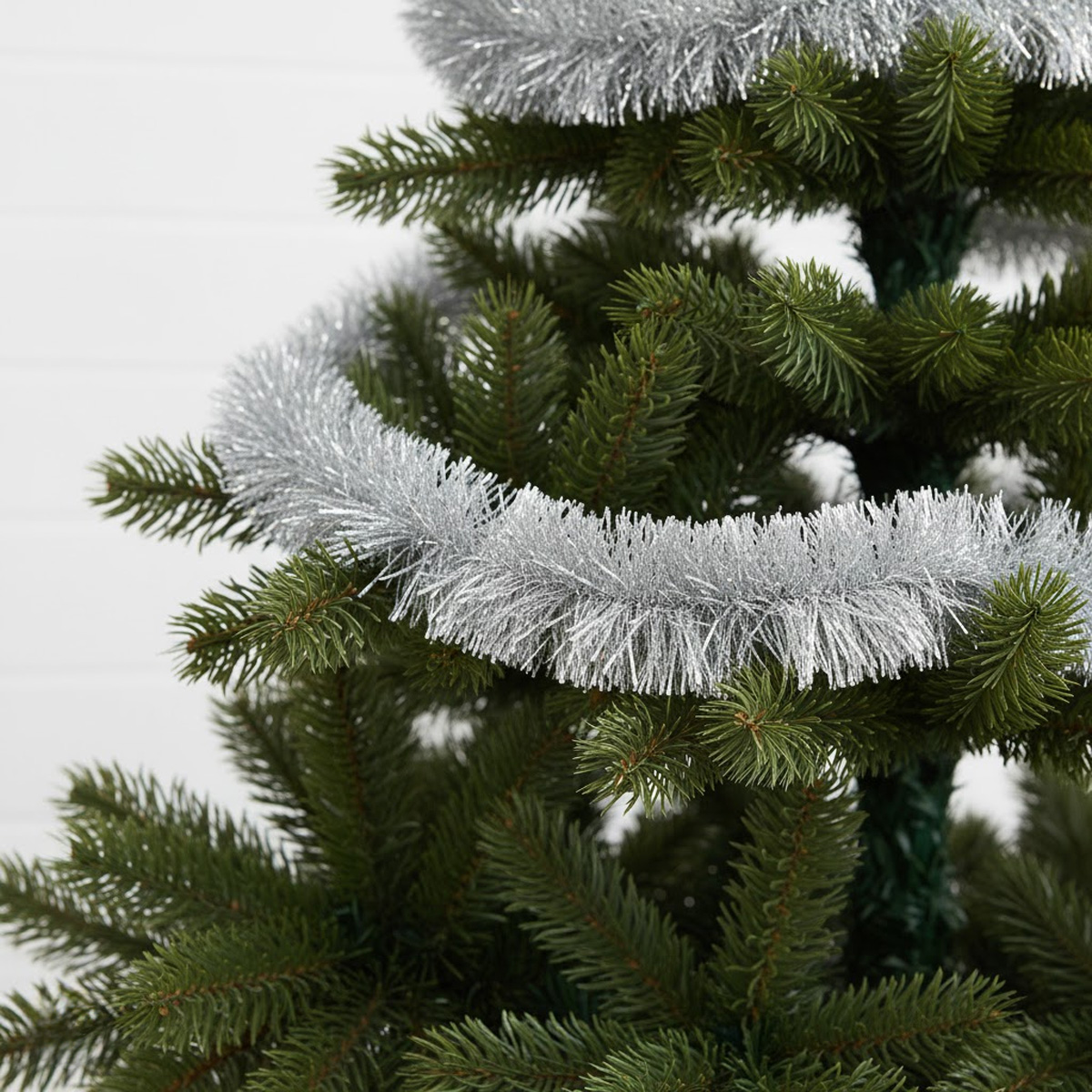 Ghirlanda d'argento su un albero di Natale verde