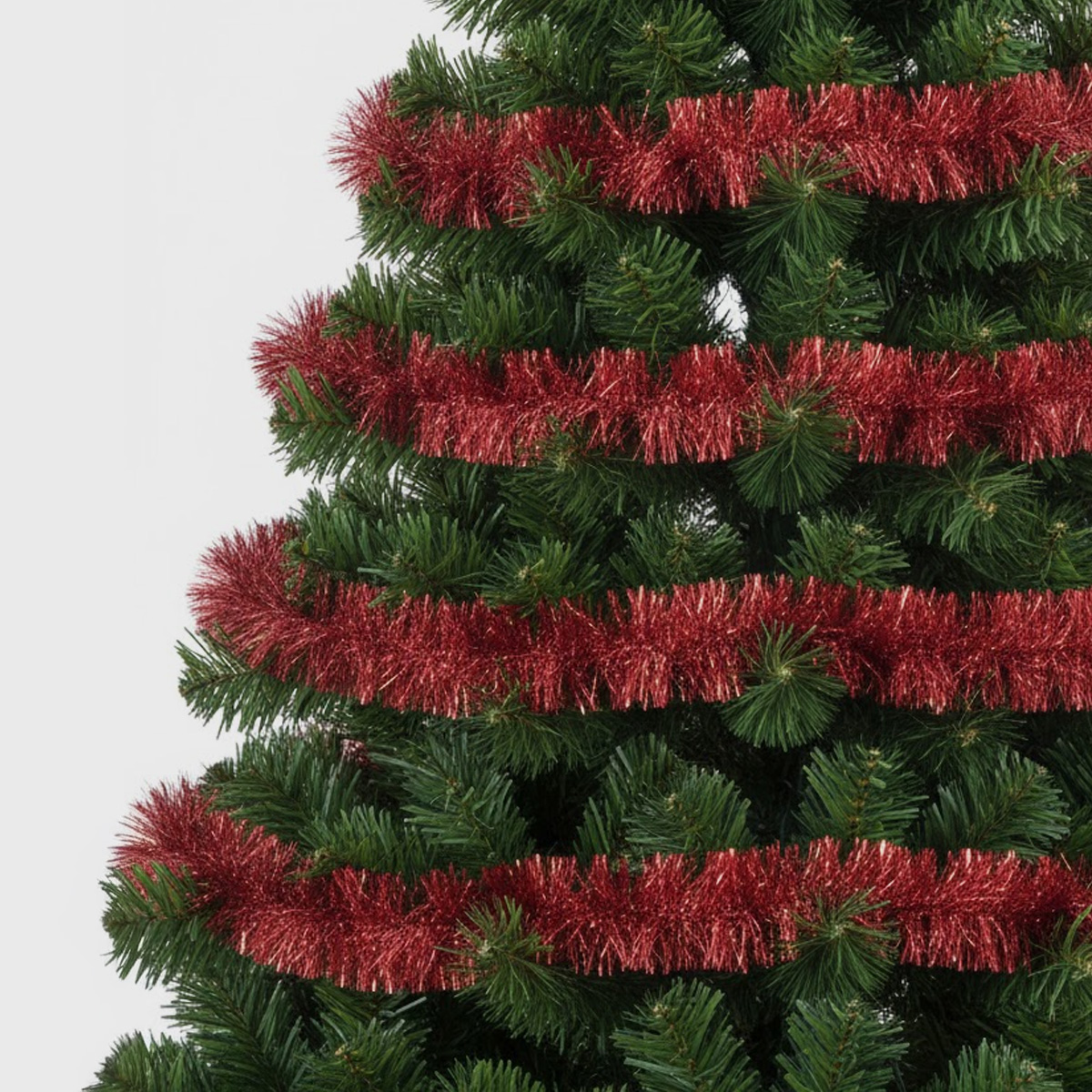 Ghirlanda rossa scintillante su un albero di Natale artificiale