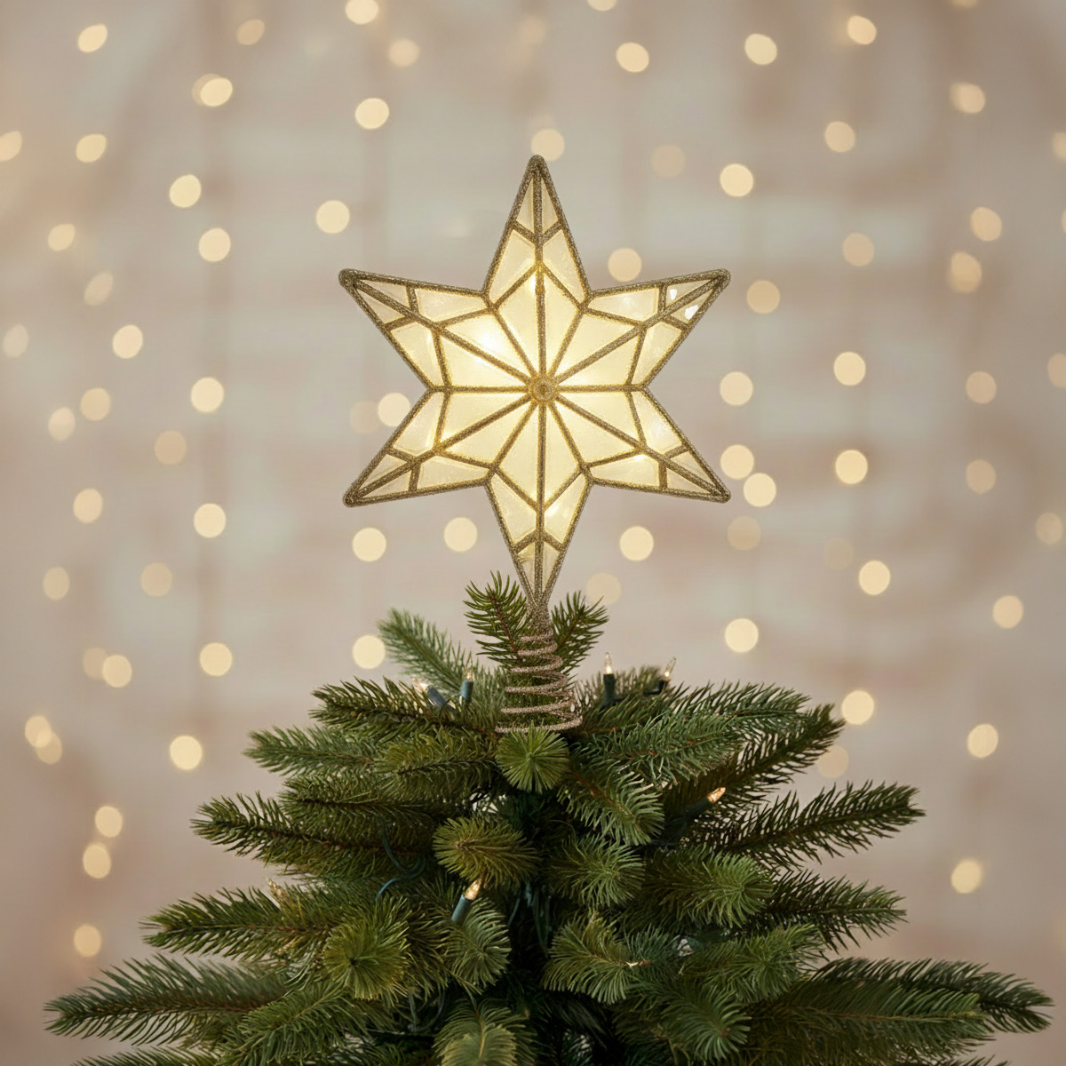 Étoile de sapin de Noël illuminée sur fond de lumières floues