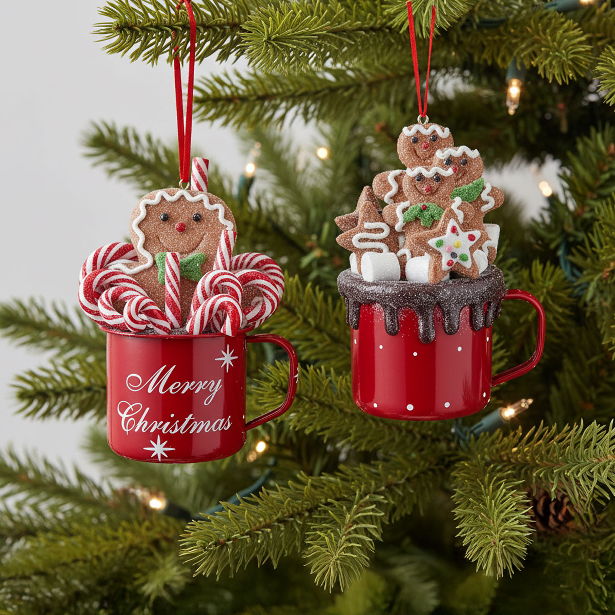Ornements de tasse de chocolat chaud de pain d'épice de Noël suspendus à un sapin