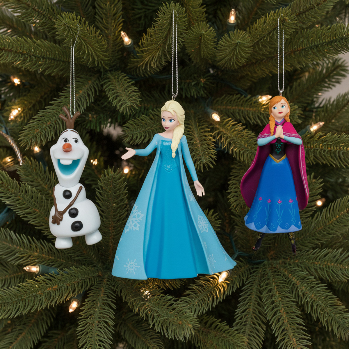 Figurines de Noël Olaf, Elsa et Anna sur un sapin