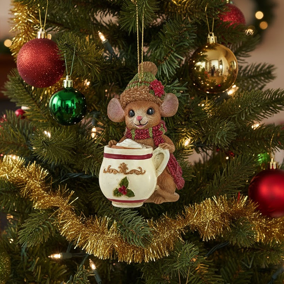 Ornement de souris de Noël tenant une tasse de chocolat chaud