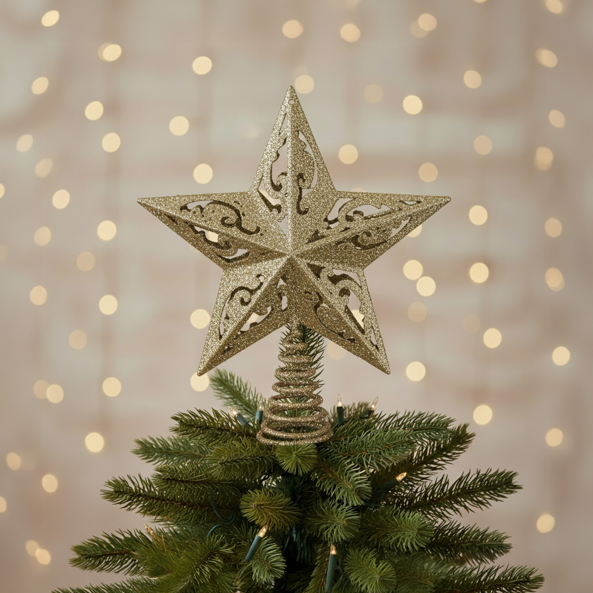Étoile dorée scintillante sur le dessus d'un sapin de Noël
