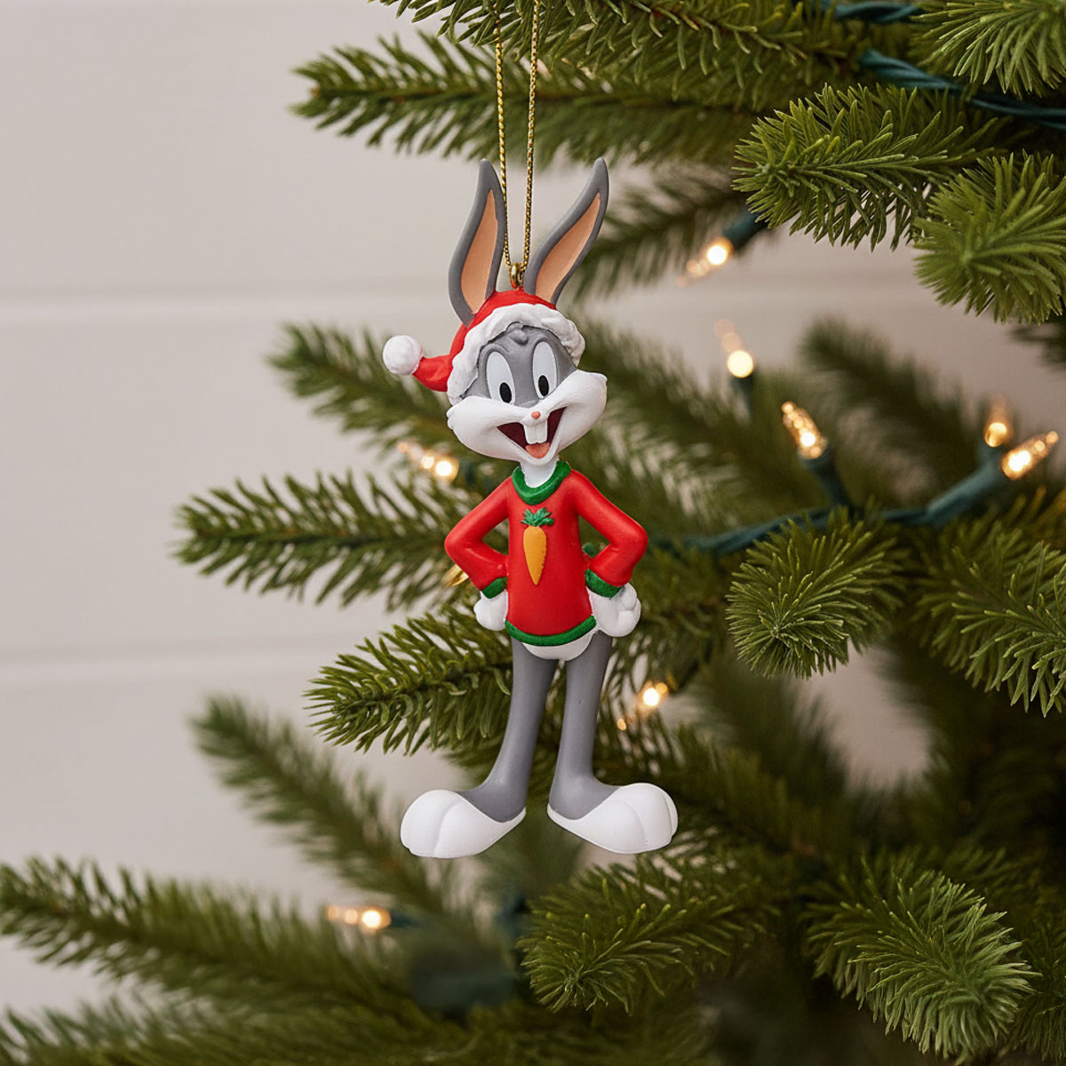 Figurine de Bugs Bunny de Noël sur un sapin