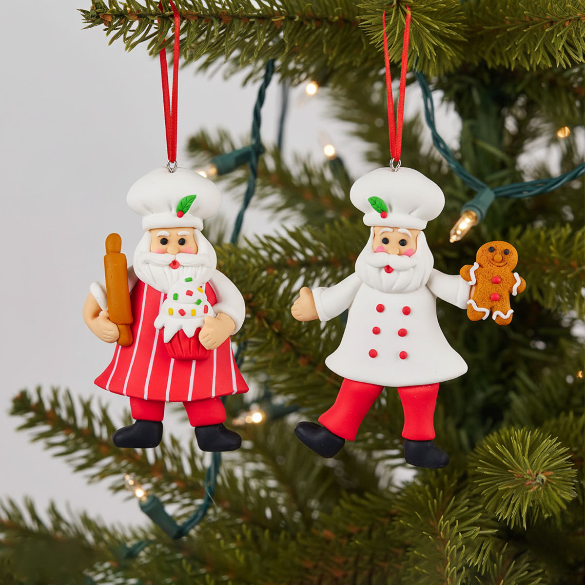 Père Noël en tenue de chef avec un rouleau à pâtisserie et un pain d'épices