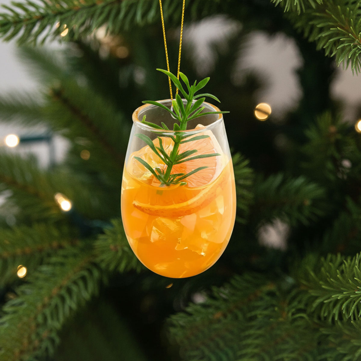 Décoration de sapin en forme de verre de cocktail à l'orange et au romarin