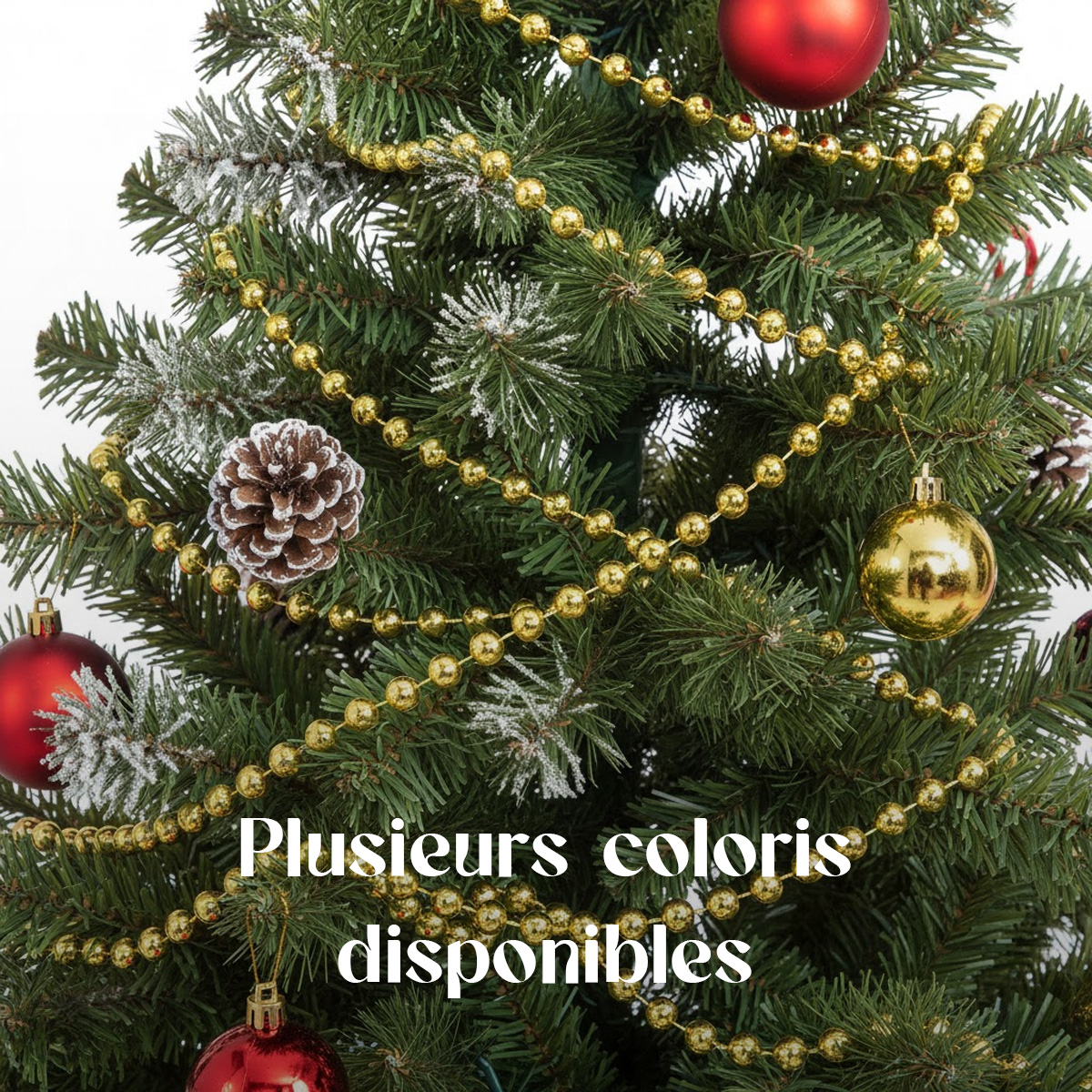 Arbre de Noël décoré de boules rouges et dorées et de guirlandes de perles dorées