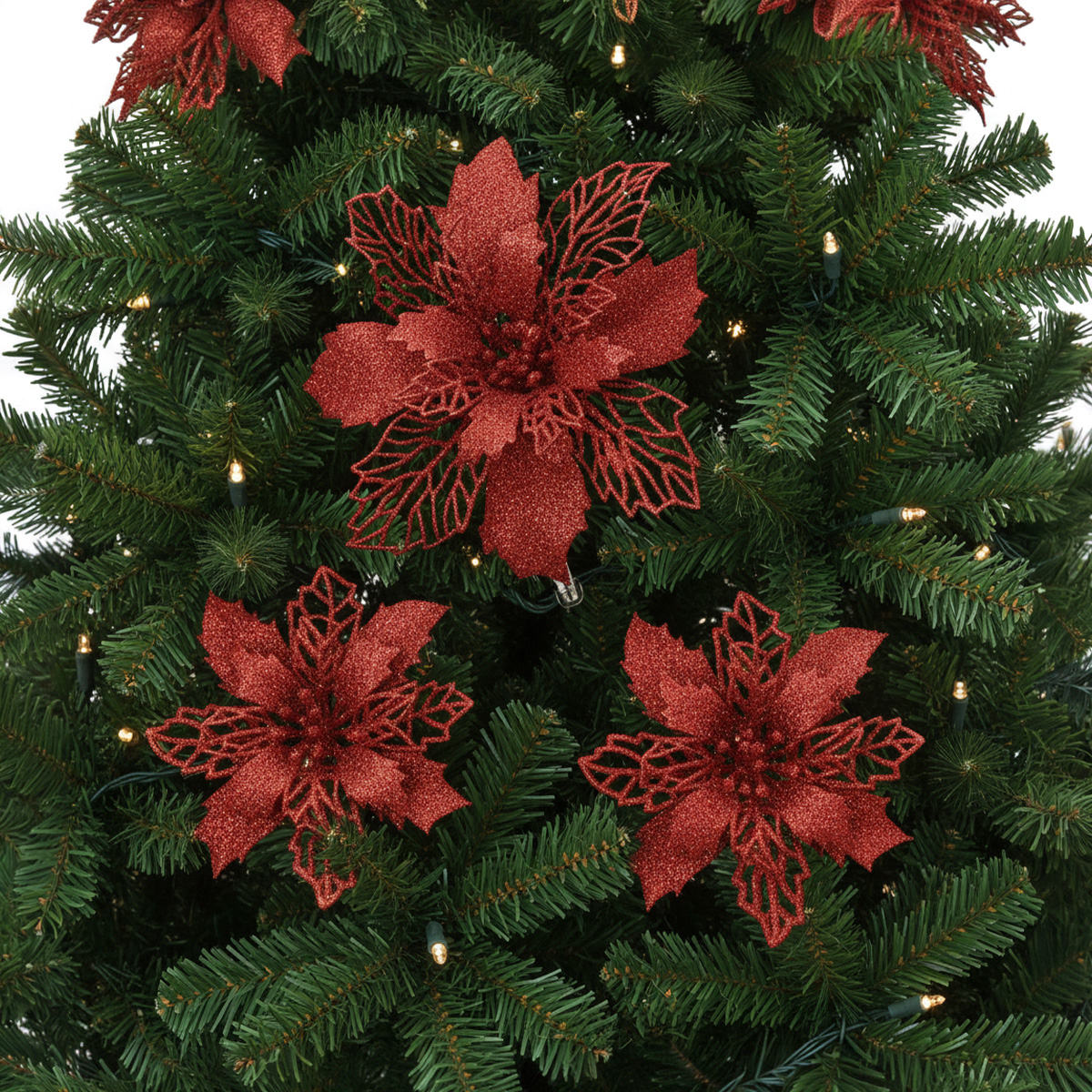 Stelle di Natale rosse scintillanti su un albero di Natale decorato