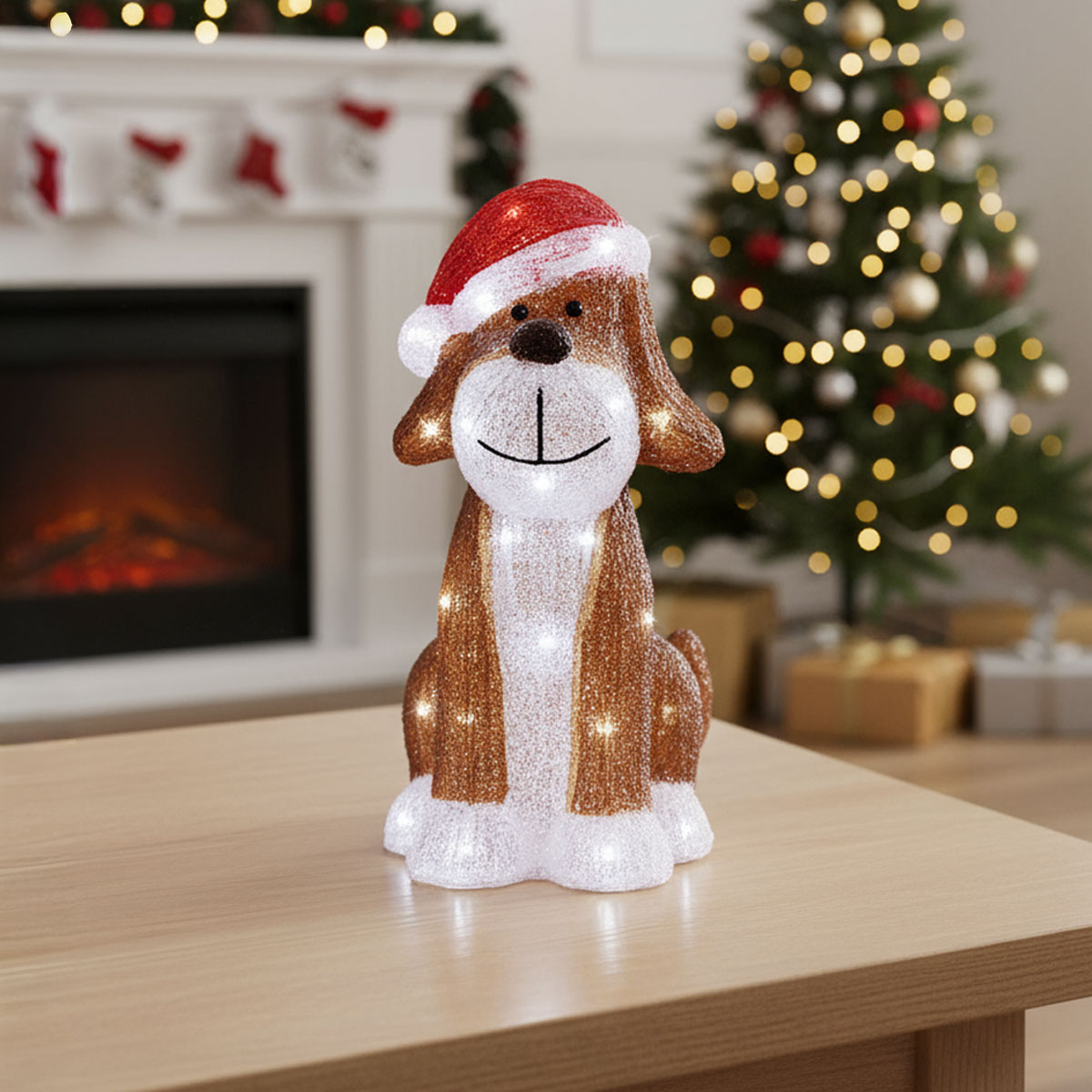 Chien décoratif de Noël avec un bonnet de Père Noël et des lumières
