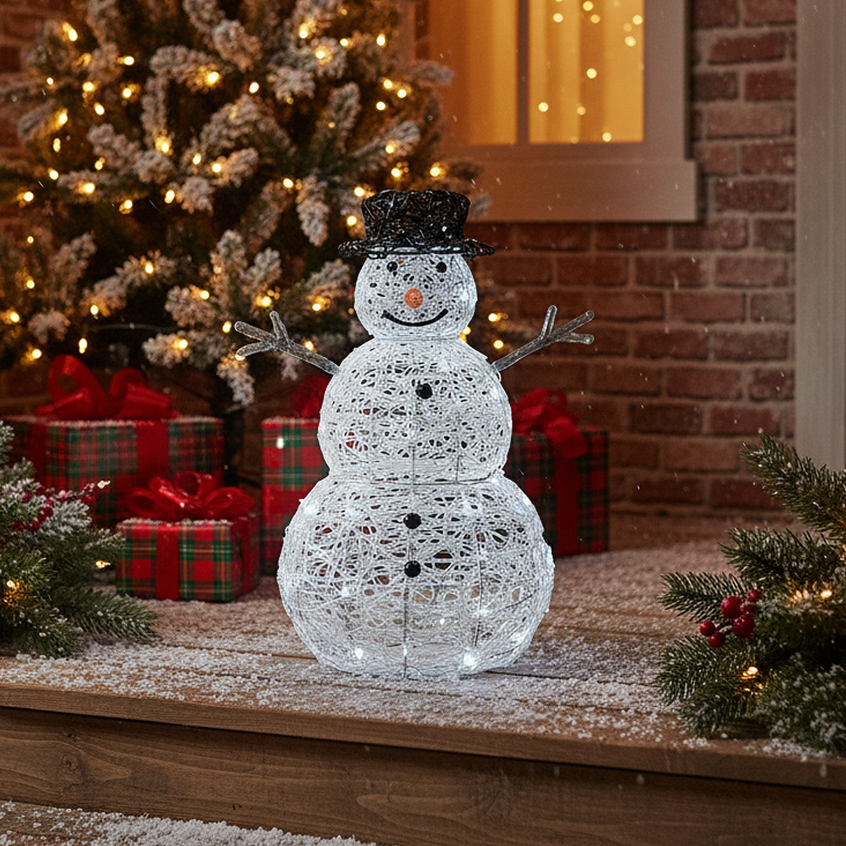 Bonhomme de neige décoratif lumineux avec des cadeaux et un sapin de Noël