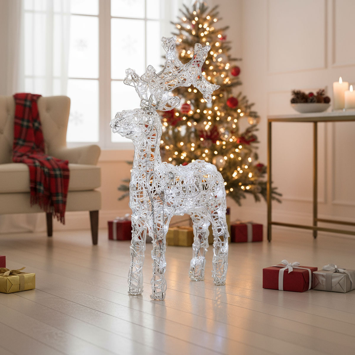 Renard lumineux de Noël avec un sapin décoré en arrière-plan
