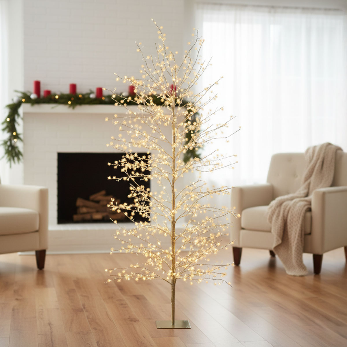 Arbre lumineux de Noël avec des lumières blanches chaudes