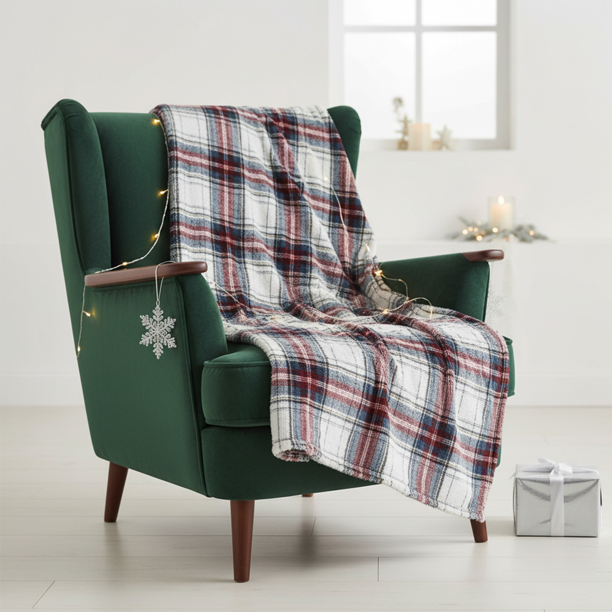 Fauteuil vert avec plaid à carreaux et guirlande lumineuse