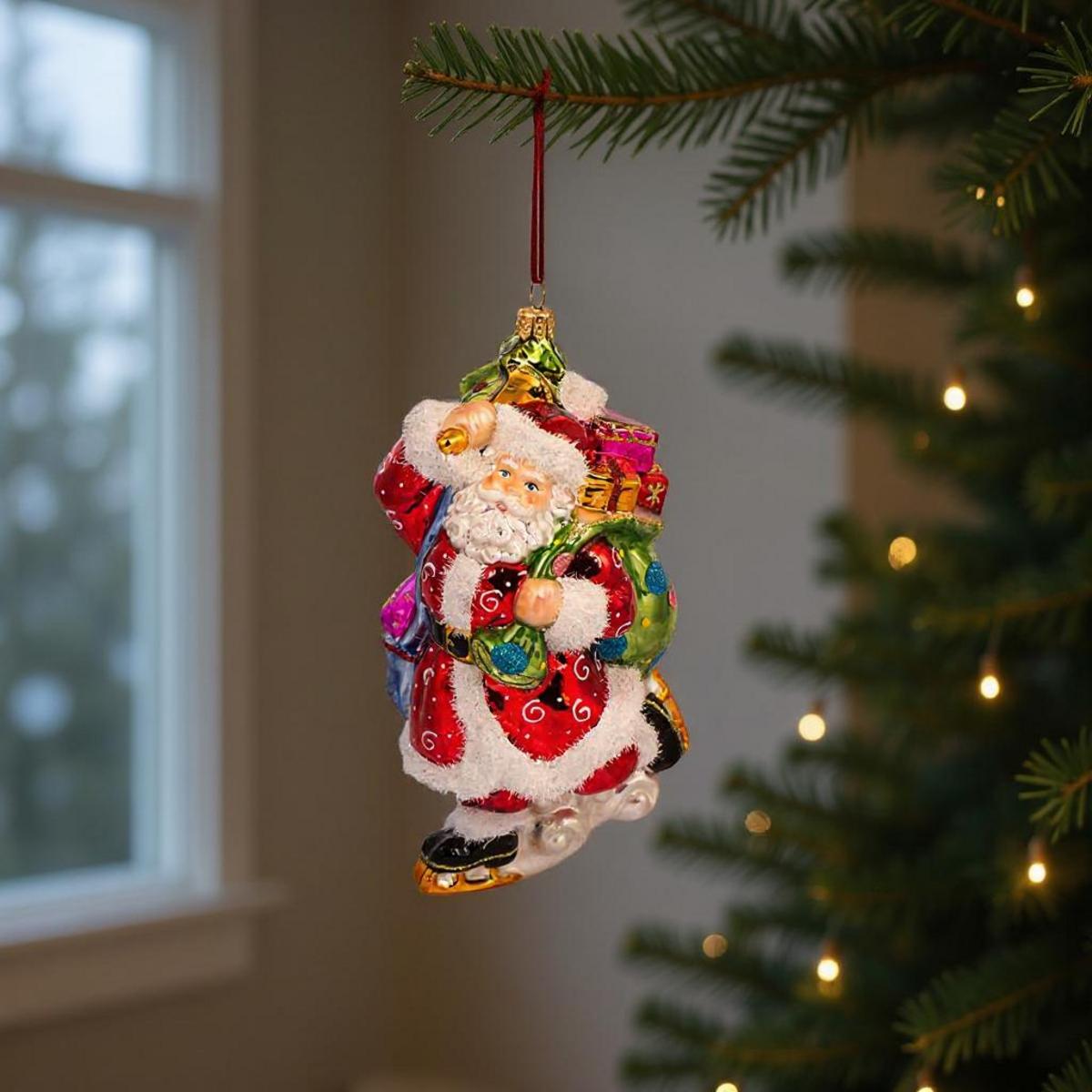 Ornamento di Babbo Natale in vetro appeso all'albero di Natale