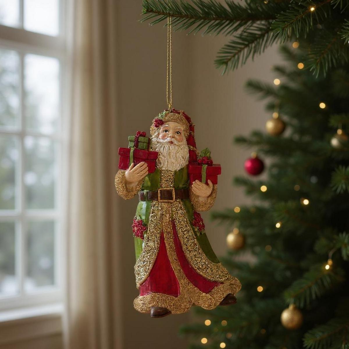Ornement de Père Noël tenant des cadeaux sur un sapin de Noël