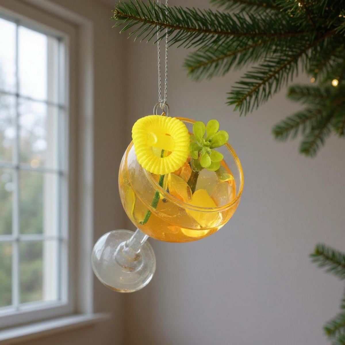Ornement de verre à pied rempli de liquide jaune et de décorations vertes et jaunes