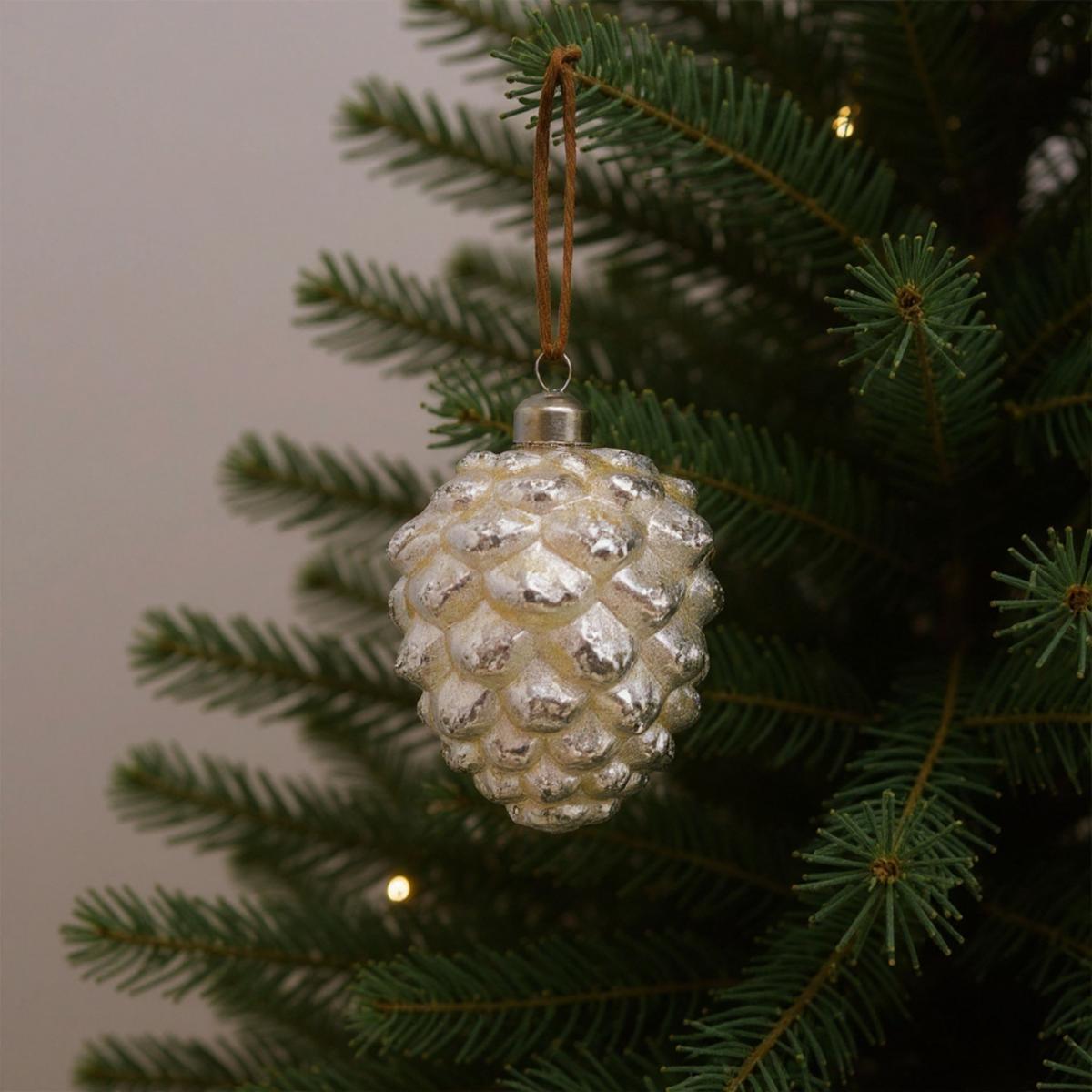 Décoration de sapin en forme de pomme de pin argentée
