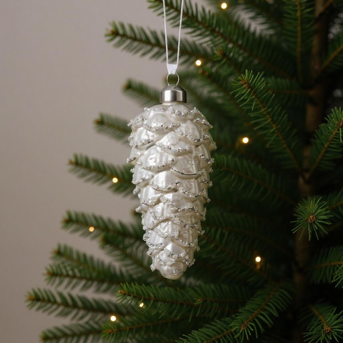Décoration de sapin en forme de pomme de pin blanche et argentée