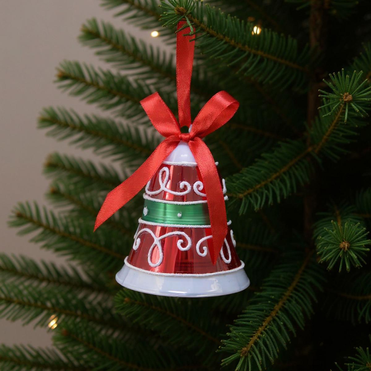 Campanella di Natale rossa e verde con un nastro rosso appeso a un albero di Natale