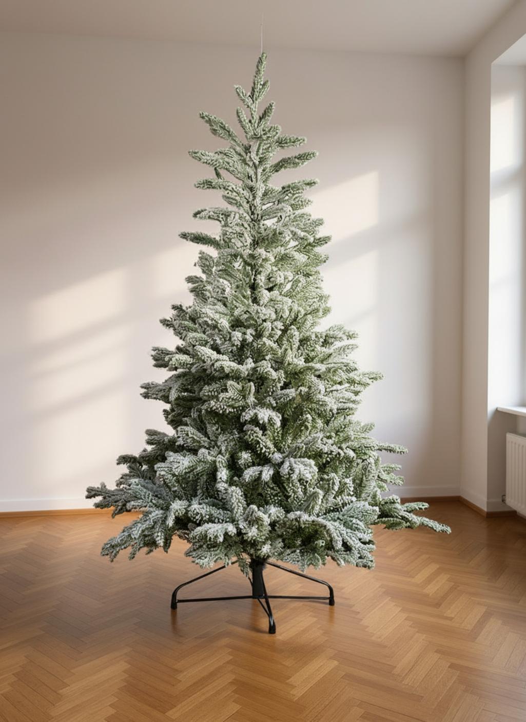 Sapin de Noël artificiel enneigé sur parquet en bois