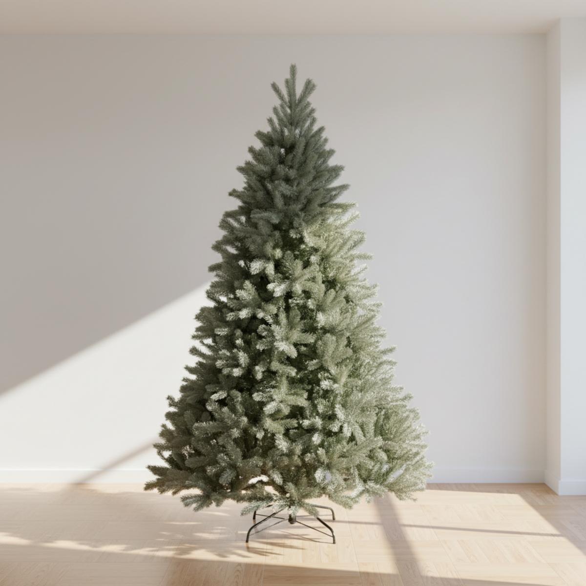 Sapin de Noël artificiel vert clair sur un sol en bois