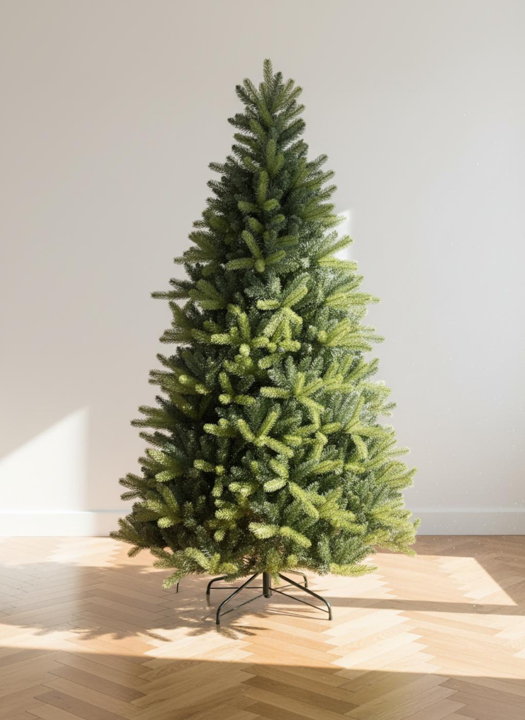 Sapin de Noël vert artificiel sur un sol en bois