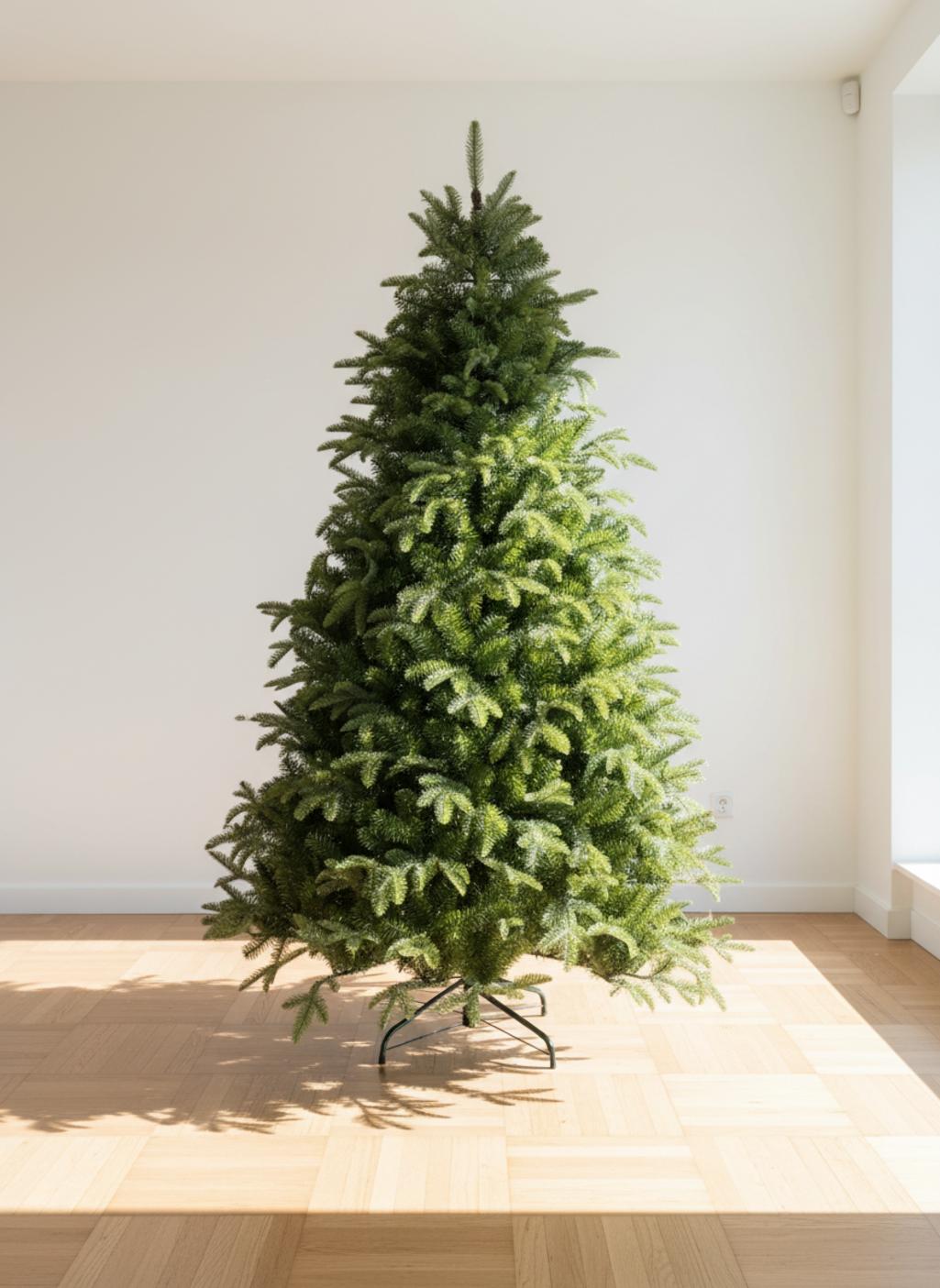 Sapin de Noël vert artificiel sur un sol en bois