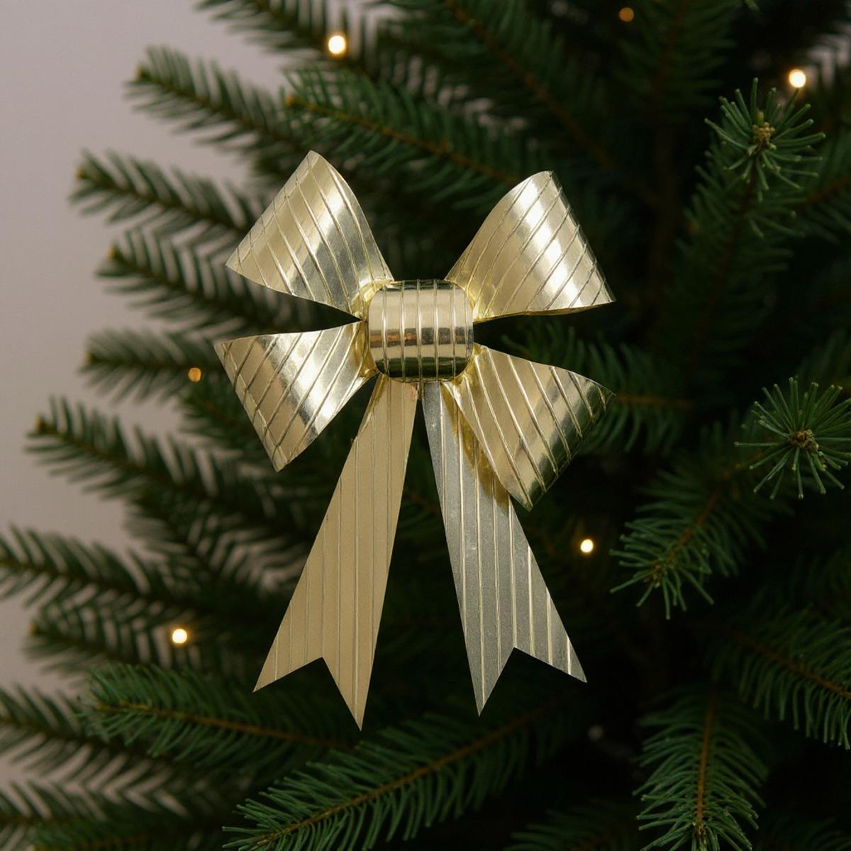 Noeud doré sur sapin de Noël avec guirlande lumineuse