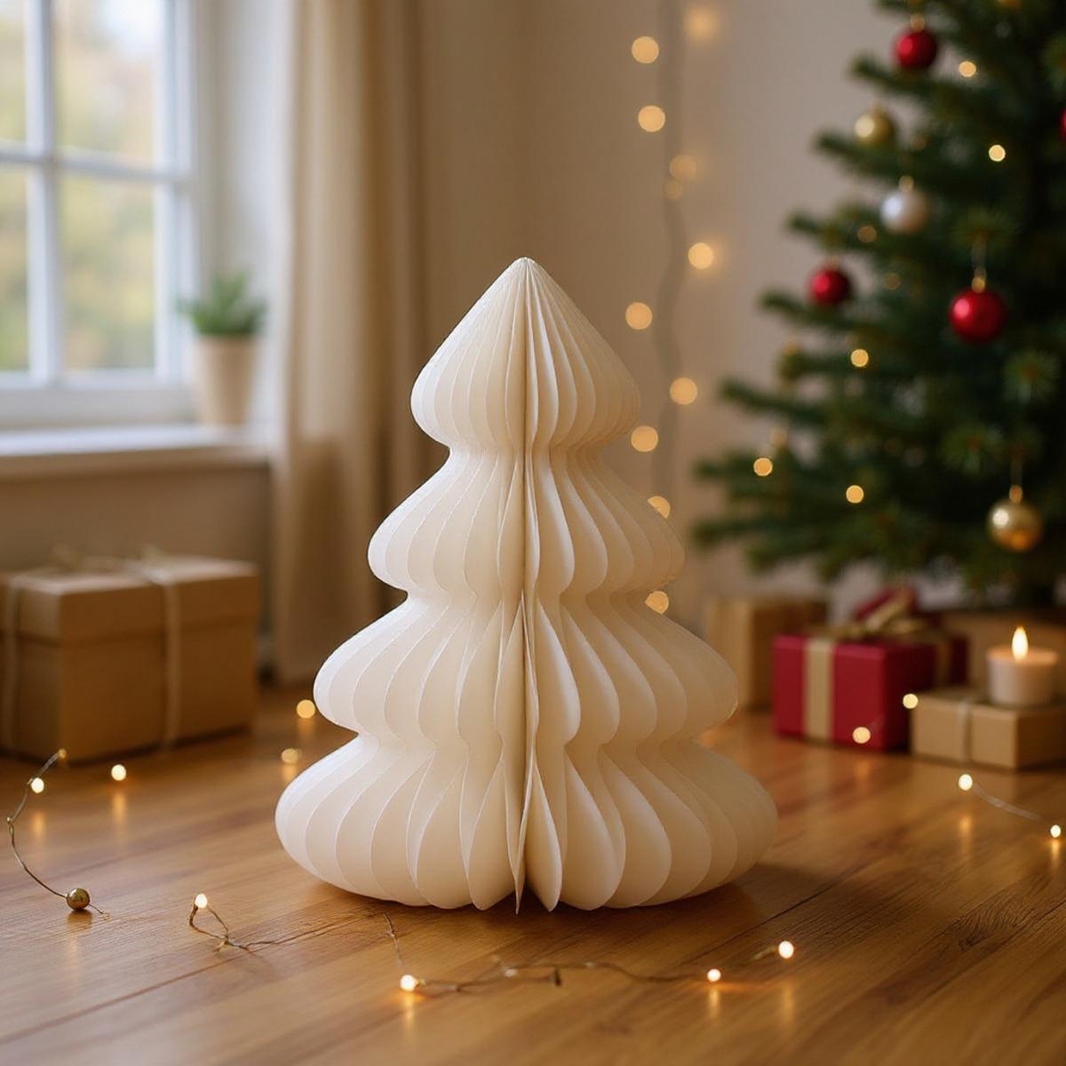Arbre de Noël en papier blanc avec guirlande lumineuse et cadeaux